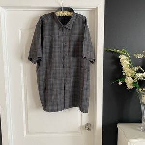 3XL Men’s short sleeve shirt.  Gray with gray plaid pattern.  Button front.